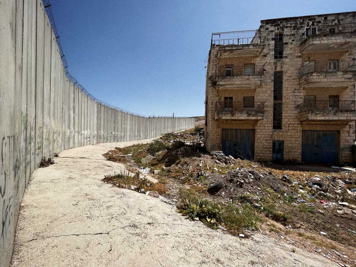 Um muro de exclusão erguido ao redor de um dos centros de produção mais prósperos de Ramallah dizimou a área, transformando-a num terreno baldio. Apenas um punhado de famílias pobres continua vivendo entre as ruínas.