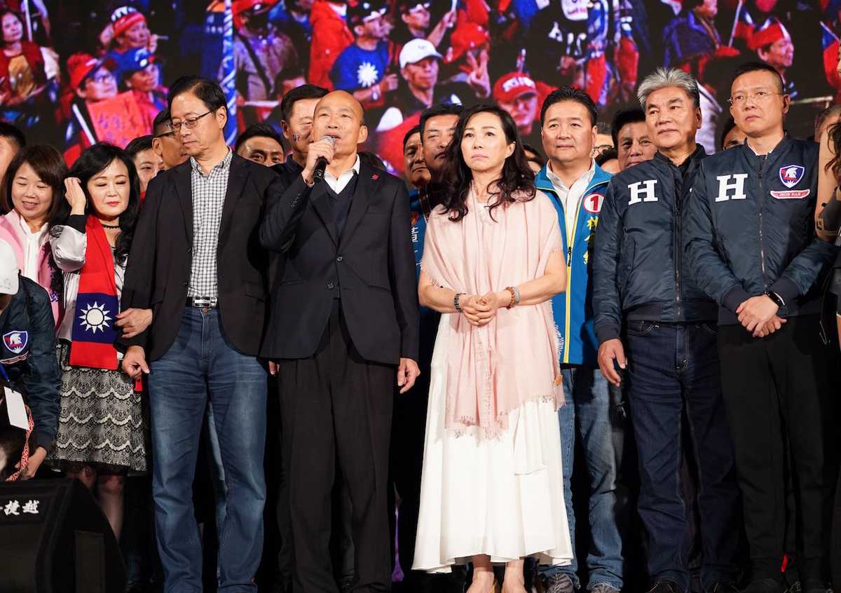 Han Kuo-Yu (Mitte-Links) von der KMT.