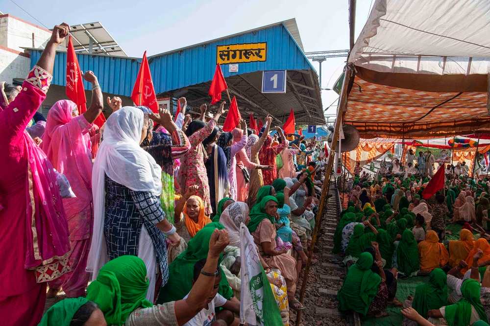 Bir işçi derneği protestocu çiftçilere katılıyor.