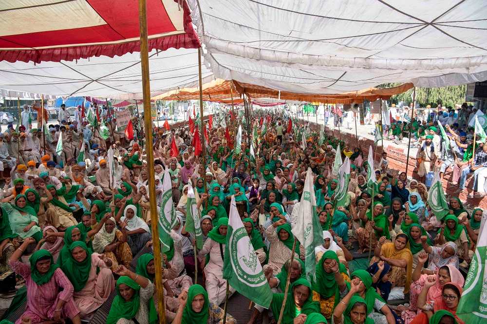 Mais de 5.000 agricultores, homens e mulheres, participam do bloqueio da ferrovia de Sangrur, Punjab.