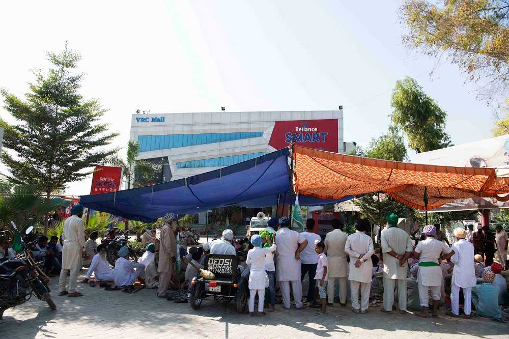 Los "Centros Comerciales Reliance", propiedad de Ambani, han sido bloqueados en todo el estado. Muchxs han pasado de la red de telecomunicaciones de su propiedad a otras, como una forma de no cooperación. Sangrur, Punjab.