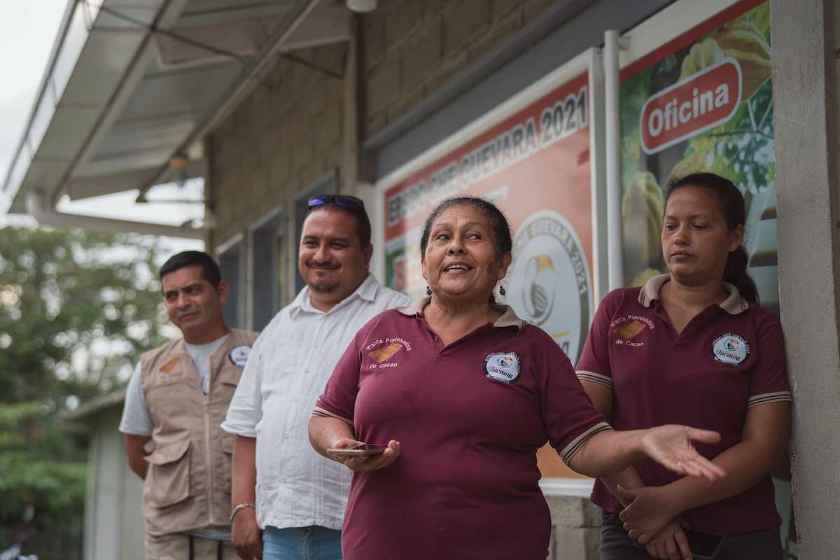 Leaders of the Che Guevara Commune explain the process of cocoa production – one of the commune’s key industries.