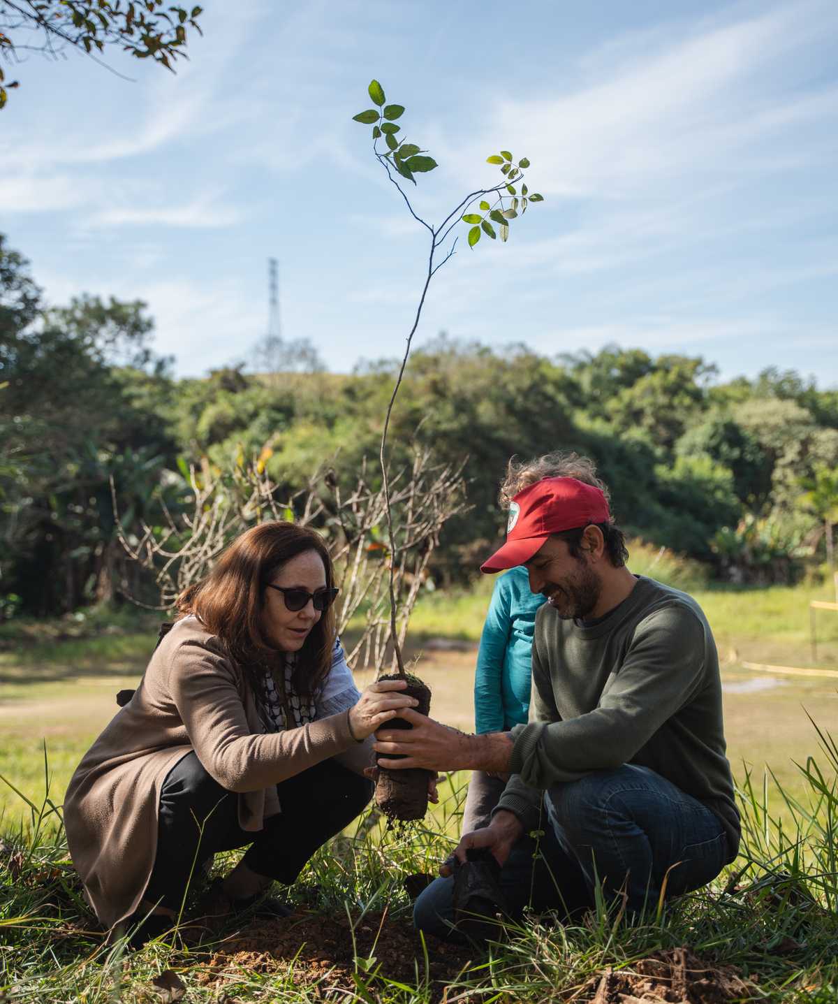 Mariela Castro Espín, membre du conseil du PI, plante un arbre à l'école Florestan Fernandes du MST.